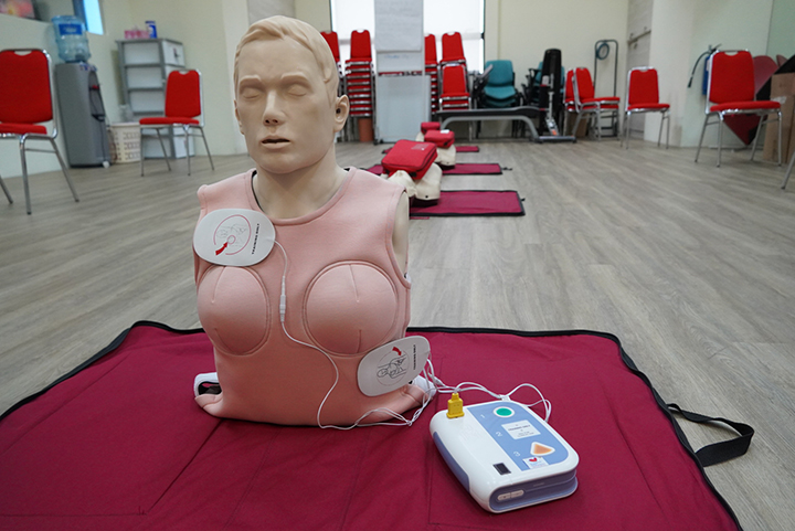Female Manikin Vest with AED