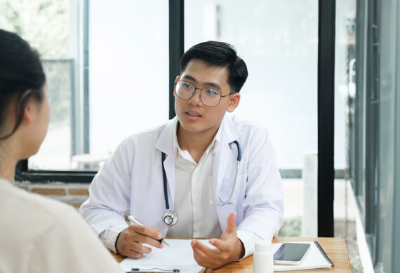 Doctor explaining fatty liver diagnosis to a patient.