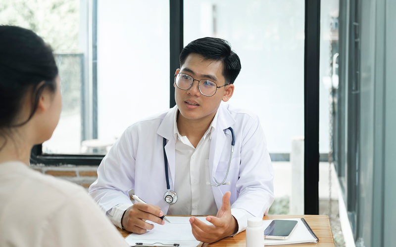 Doctor explaining fatty liver diagnosis to a patient.
