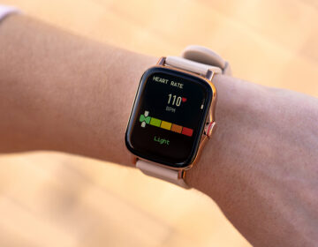 Smart watch tracking heart rate to prevent coronary heart disease