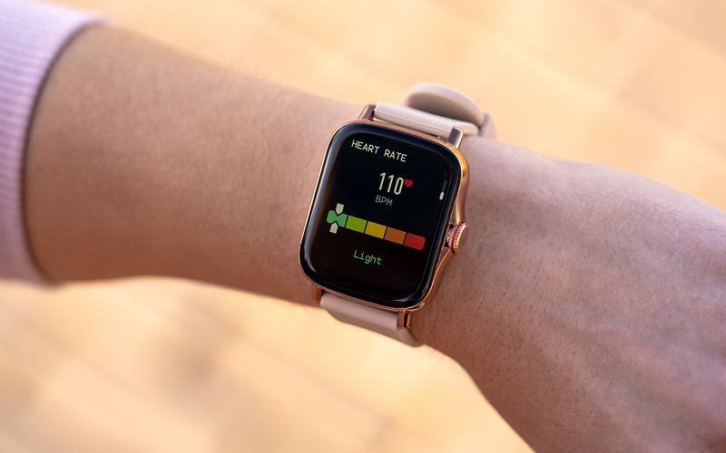 Smart watch tracking heart rate to prevent coronary heart disease
